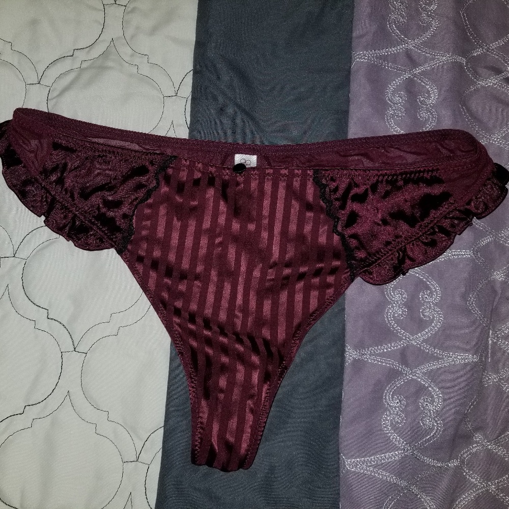 Lingerie Set - Picture 3 of 8